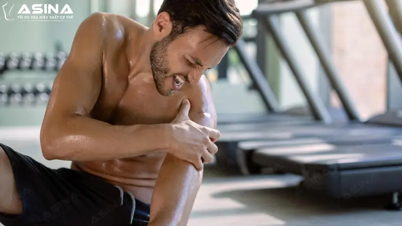 Đau cơ bắp tay kéo dài: Nguyên nhân và cách điều trị an toàn